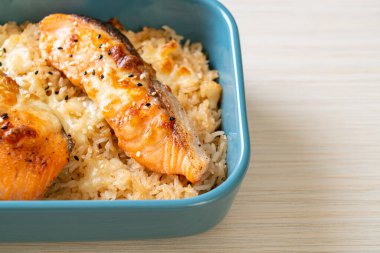 Peynirli fırında somon ve baharatlı miso kasesi.