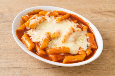 Peynirli Kore soslu Kore pirinç keki, peynirli Peynirli Tokpokki, Peynirli Tteokbokki - Kore yemeği tarzı