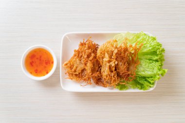 Kızarmış Enoki Mantarı veya Altın İğne Mantarı - vejetaryen ve vejetaryen yemek tarzı