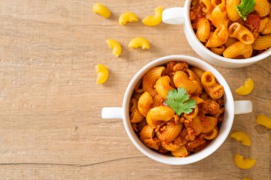 Domates soslu makarna ve kıymalı domuz eti, Amerikan usulü pirzola, Amerikan usulü gulaş.