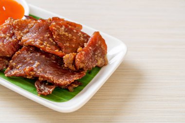 Tabakta sosla kurutulmuş domuz eti.