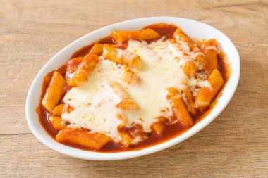 Peynirli Kore soslu Kore pirinç keki, peynirli Peynirli Tokpokki, Peynirli Tteokbokki - Kore yemeği tarzı