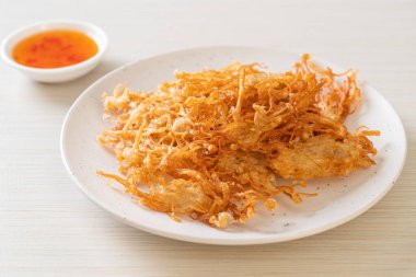 Kızarmış Enoki Mantarı veya Altın İğne Mantarı - vejetaryen ve vejetaryen yemek tarzı