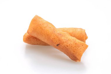 Kızarmış börek beyaz arkaplanda izole edilmiş.