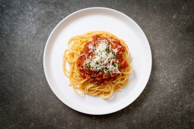 Spagetti bolonez domuz eti ya da kıymalı domates soslu spagetti İtalyan yemeği tarzı.