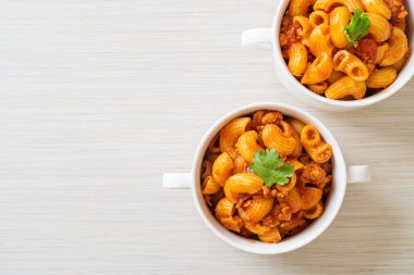 Domates soslu makarna ve kıymalı domuz eti, Amerikan usulü pirzola, Amerikan usulü gulaş.