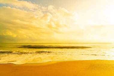 Güneşin doğuşunda ya da batışında güzel ve boş sahil denizi