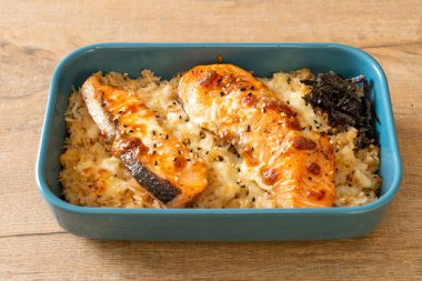 Peynirli fırında somon ve baharatlı miso kasesi.