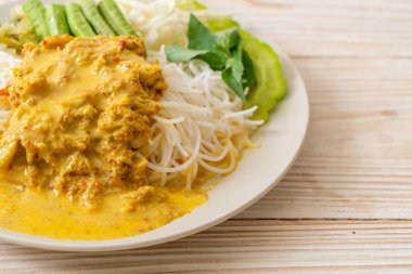 Tayland Pirinç Eriştesi ve Yengeç Körisi ve Çeşitli Sebzeler Tayland yerel güney yemekleri