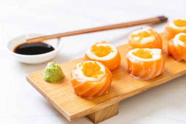 Mayonez ve karides yumurtalı taze somon suşisi. Japon usulü.