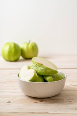 taze guava meyveleri (tropikal meyve) dilimlenmiş