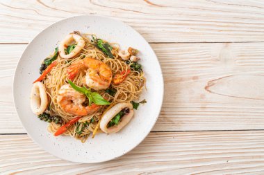 Fesleğenli, biberli, karidesli ve kalamarlı Çin eriştesi. Asya usulü.