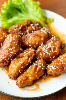 Kore soslu kızarmış tavuk ve beyaz susam.