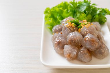 Şeffaf toplara Saku Sai Moo ya da buharda pişirilmiş Tapioca köfteleri deniyor.