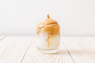 Dalgona kahvesi. Krem şantili buzlu içecek, kahve köpüğü ve süt. Covid-19 şehir karantinası sırasındaki son moda içki, ev konseptinde kalın..