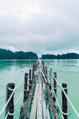 Khanom 'daki Talet Körfezi' ndeki ahşap köprü, Tayland 'daki Nakhon Sri Thammarat turizm beldesi