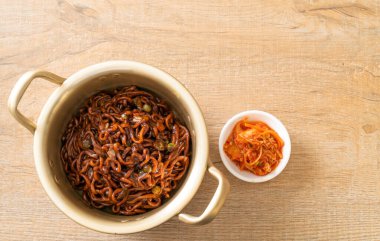 Kore siyah spagettisi ya da kavrulmuş Chajung soya soslu hazır şehriye (chapagetti) - Kore yemeği tarzı