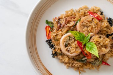 Ev yapımı Basil ve Baharatlı Bitki Kızarmış Pirinç Kalamar veya Ahtapot - Asya yemek tarzı