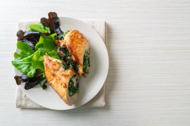 Peynir ve ıspanakla doldurulmuş fırında tavuk göğsü.