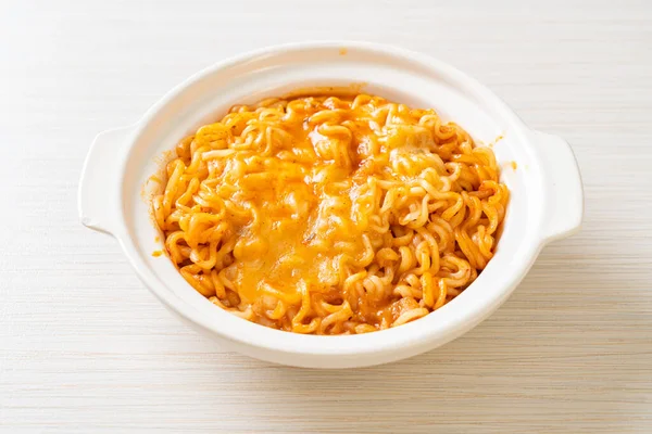 Semangkuk Mie Instan Pedas Dengan Keju Mozzarella — Stok Foto