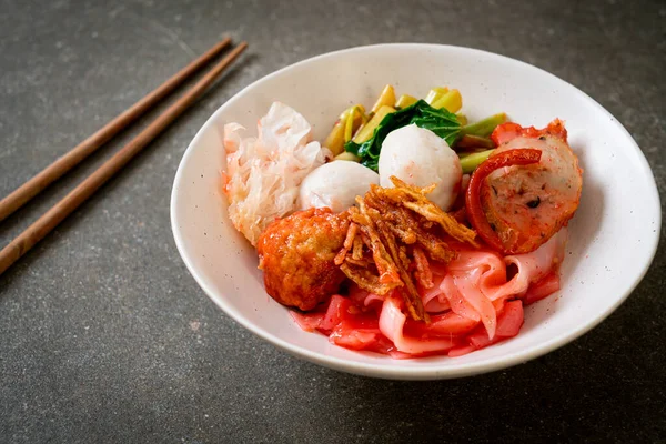 円タフォー タイ風乾麺に豆腐と魚のボールを赤スープに盛り付けたアジア料理 — ストック写真