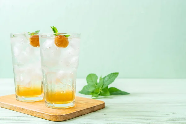 Suco Ameixa Gelada Com Refrigerante Hortelã Pimenta Mesa Madeira Bebida — Fotografia de Stock