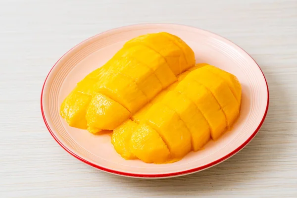 新鲜的金黄色芒果片在盘子里 — 图库照片