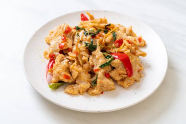 Kızarmış balık köftelerini biberle karıştır - Asya usulü