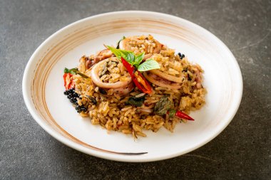 Ev yapımı Basil ve Baharatlı Bitki Kızarmış Pirinç Kalamar veya Ahtapot - Asya yemek tarzı