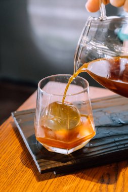 Kafe ve restoranda buzlu ve bardaklı soğuk kahve kavanozu.