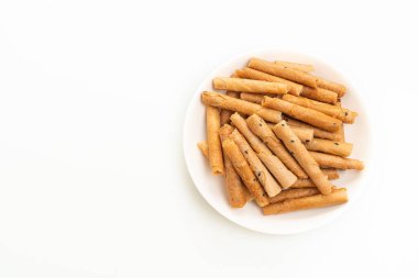 Beyaz zemin üzerinde izole edilmiş hindistan cevizi rulosu.