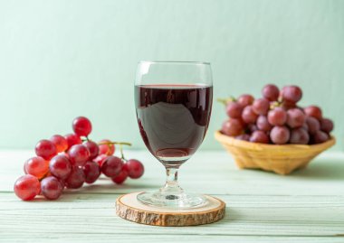 Ahşap zemin üzerinde taze üzüm suyu