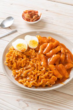 Baharatlı Kore soslu Ramen veya Kore hazır eriştesi ve Tteokbokki - Kore yemeği tarzı
