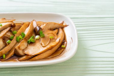 İstiridye soslu kızarmış kral istiridye mantarı. Sağlıklı, vejetaryen ya da vejetaryen yemek tarzı.