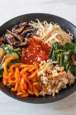Bibimbap, Kore baharatlı salata ve pirinç kasesi. Geleneksel Kore yemeği tarzı.