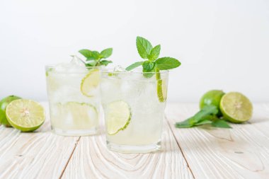 Naneli buzlu limonlu soda, ferahlatıcı içecek.