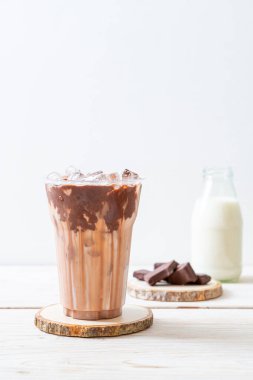 Buzlu çikolatalı milkshake, ahşap arka planda.