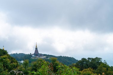 Tayland, Chiang Mai 'de bulutlu gökyüzü olan Doi Inthanon Milli Parkı' ndaki tarihi mekan..