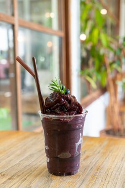 Kafe ve restoranda karışık böğürtlen karıştırılmış cam.