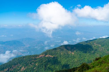 Tayland, Chiang Mai 'deki Kew Mae Pan Doğa Yolu' nda bulutlu ve mavi gökyüzü olan güzel bir dağ tabakası.