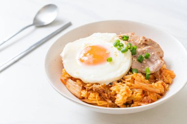 Kore usulü kızarmış yumurta ve domuz etli kimchi pilavı.