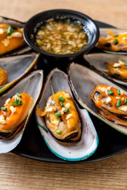 deniz ürünleri midye limon ve sarımsak ile