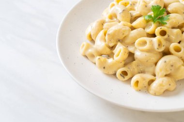 Fırında makarna ve peynir.