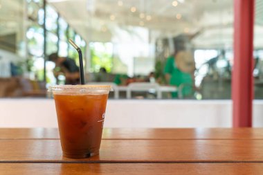 Kahve dükkanında buzlu americano kahvesi.