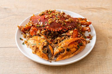 Baharatlı Tuz ve Biberli Kızarmış Yengeç - Deniz ürünleri tarzı