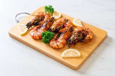 Tahtada limonlu karides ya da ızgara kaplan karidesi