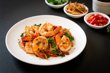 Karides ve otla karıştırılmış kutsal fesleğen. Asya usulü.