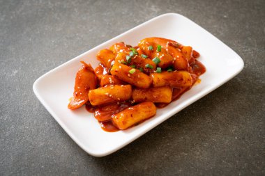 Baharatlı sosisli Kore pirinç keki çubuğu (Tteokbokki) - Kore yemeği tarzı