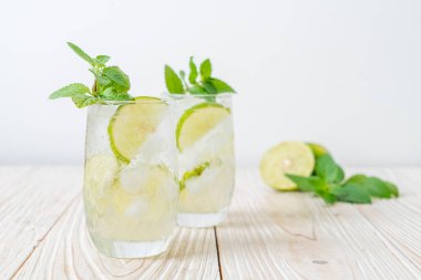 Naneli buzlu limonlu soda, ferahlatıcı içecek.