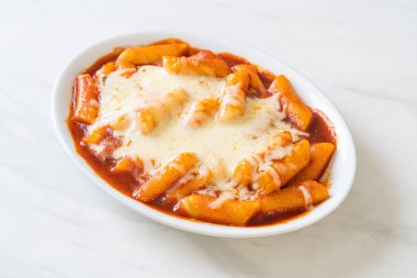 Peynirli Kore soslu Kore pirinç keki, peynirli Peynirli Tokpokki, Peynirli Tteokbokki - Kore yemeği tarzı